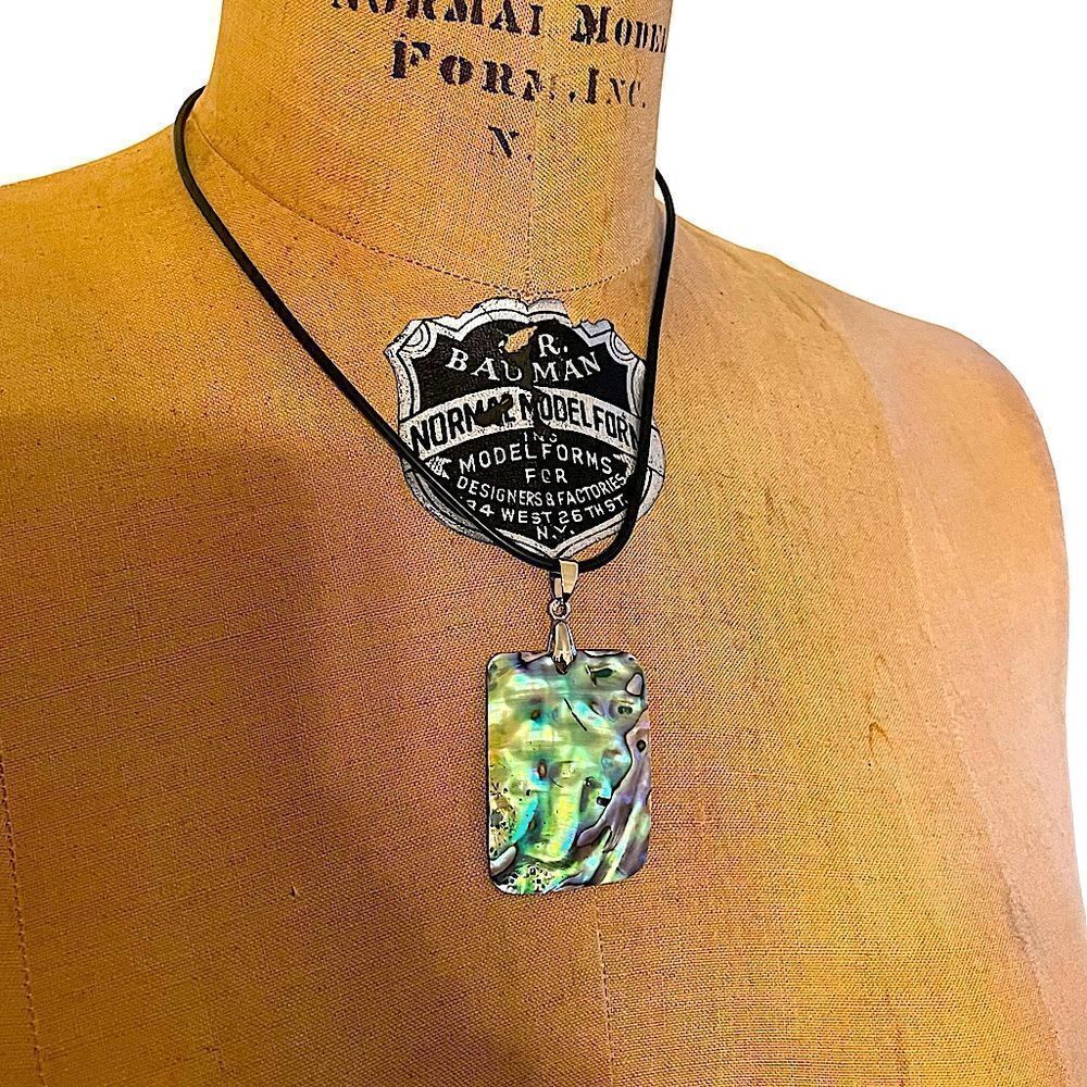 Mother of pearl pendant necklace